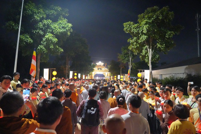 Hàng ngàn Phật tử cùng thắp nến và trì niệm “Nam mô A Di Đà Phật” hướng về hồ thả hoa đăng Hàng ngàn Phật tử cùng thắp nến và trì niệm “Nam mô A Di Đà Phật” hướng về hồ thả hoa đăng