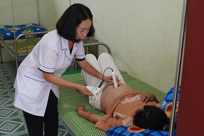 Bà Lò Thị Thanh, y sĩ công tác tại Trạm y tế xã Mù Sang đang thăm khám cho sản phụ Bà Lò Thị Thanh, y sĩ công tác tại Trạm y tế xã Mù Sang đang thăm khám cho sản phụ