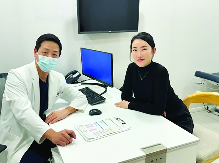 Anna Oh và bác sĩ phẫu thuật thẩm mỹ tại một phòng khám ở Seoul, Hàn Quốc Anna Oh và bác sĩ phẫu thuật thẩm mỹ tại một phòng khám ở Seoul, Hàn Quốc