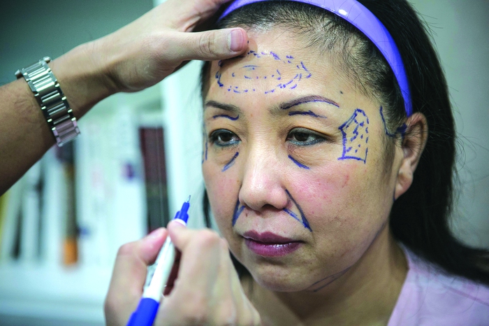 Một du khách đến Hàn Quốc để phẫu thuật thẩm mỹ Một du khách đến Hàn Quốc để phẫu thuật thẩm mỹ
