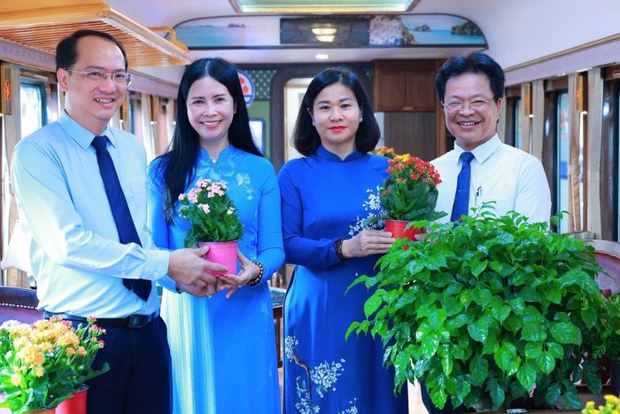 Hội LHPN Việt Nam và Tổng Công ty Đường sắt Việt Nam phối hợp làm đường hoa dài nhất Việt Nam- Ảnh 8. Hội LHPN Việt Nam và Tổng Công ty Đường sắt Việt Nam phối hợp làm đường hoa dài nhất Việt Nam- Ảnh 8.