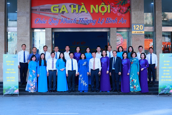 Hội LHPN Việt Nam và Tổng Công ty Đường sắt Việt Nam phối hợp làm đường hoa dài nhất Việt Nam- Ảnh 9. Hội LHPN Việt Nam và Tổng Công ty Đường sắt Việt Nam phối hợp làm đường hoa dài nhất Việt Nam- Ảnh 9.