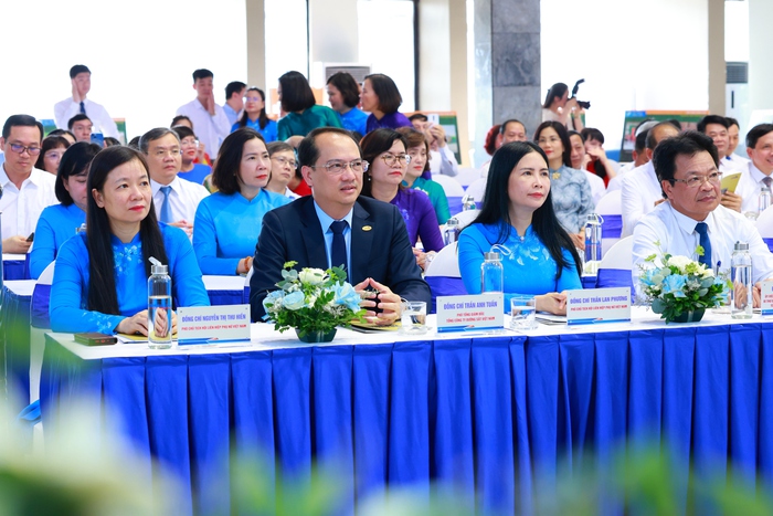Hội LHPN Việt Nam và Tổng Công ty Đường sắt Việt Nam phối hợp làm đường hoa dài nhất Việt Nam- Ảnh 2. Hội LHPN Việt Nam và Tổng Công ty Đường sắt Việt Nam phối hợp làm đường hoa dài nhất Việt Nam- Ảnh 2.
