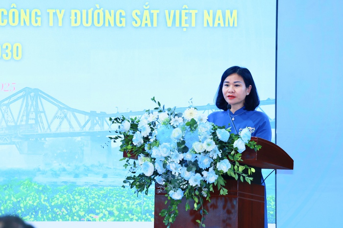 Hội LHPN Việt Nam và Tổng Công ty Đường sắt Việt Nam phối hợp làm đường hoa dài nhất Việt Nam- Ảnh 3. Hội LHPN Việt Nam và Tổng Công ty Đường sắt Việt Nam phối hợp làm đường hoa dài nhất Việt Nam- Ảnh 3.