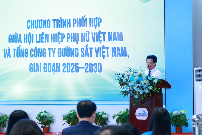 Hội LHPN Việt Nam và Tổng Công ty Đường sắt Việt Nam phối hợp làm đường hoa dài nhất Việt Nam- Ảnh 4. Hội LHPN Việt Nam và Tổng Công ty Đường sắt Việt Nam phối hợp làm đường hoa dài nhất Việt Nam- Ảnh 4.