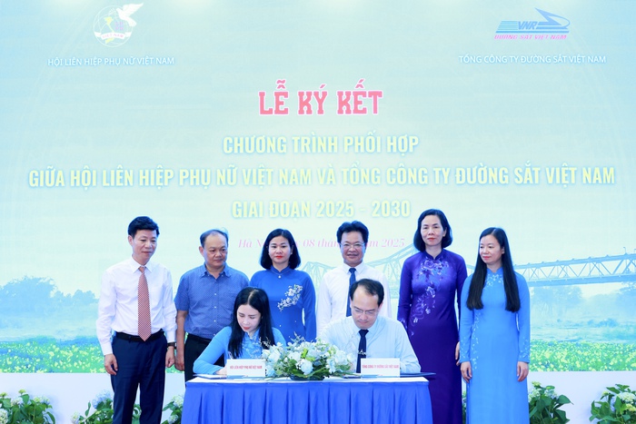 Hội LHPN Việt Nam và Tổng Công ty Đường sắt Việt Nam phối hợp làm đường hoa dài nhất Việt Nam- Ảnh 5. Hội LHPN Việt Nam và Tổng Công ty Đường sắt Việt Nam phối hợp làm đường hoa dài nhất Việt Nam- Ảnh 5.