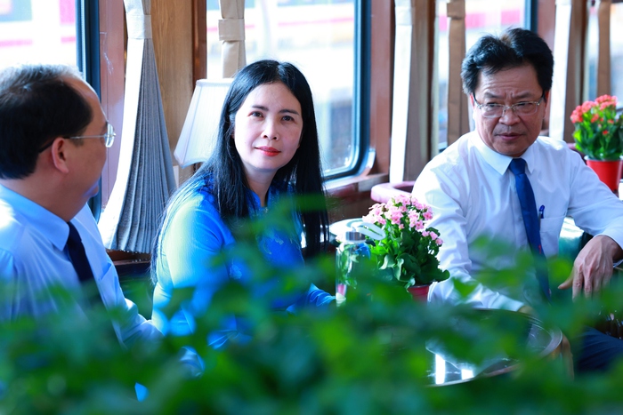 Hội LHPN Việt Nam và Tổng Công ty Đường sắt Việt Nam phối hợp làm đường hoa dài nhất Việt Nam- Ảnh 7. Hội LHPN Việt Nam và Tổng Công ty Đường sắt Việt Nam phối hợp làm đường hoa dài nhất Việt Nam- Ảnh 7.