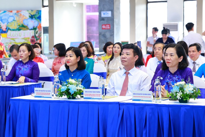 Hội LHPN Việt Nam và Tổng Công ty Đường sắt Việt Nam phối hợp làm đường hoa dài nhất Việt Nam- Ảnh 1. Hội LHPN Việt Nam và Tổng Công ty Đường sắt Việt Nam phối hợp làm đường hoa dài nhất Việt Nam- Ảnh 1.