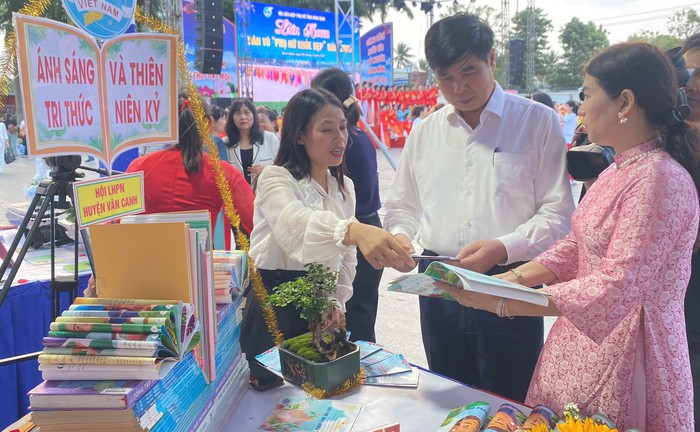 Phụ nữ Bình Định thi trưng bày sách và dân vũ năm 2025- Ảnh 1. Phụ nữ Bình Định thi trưng bày sách và dân vũ năm 2025- Ảnh 1.