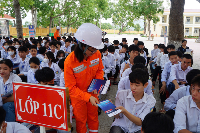 Điện lực miền Bắc đảm bảo cung cấp điện an toàn và ổn định mùa nắng nóng- Ảnh 3. Điện lực miền Bắc đảm bảo cung cấp điện an toàn và ổn định mùa nắng nóng- Ảnh 3.