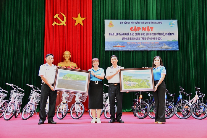 Cà Mau: Hội Liên hiệp phụ nữ tỉnh mang yêu thương đến đảo xa- Ảnh 2. Cà Mau: Hội Liên hiệp phụ nữ tỉnh mang yêu thương đến đảo xa- Ảnh 2.