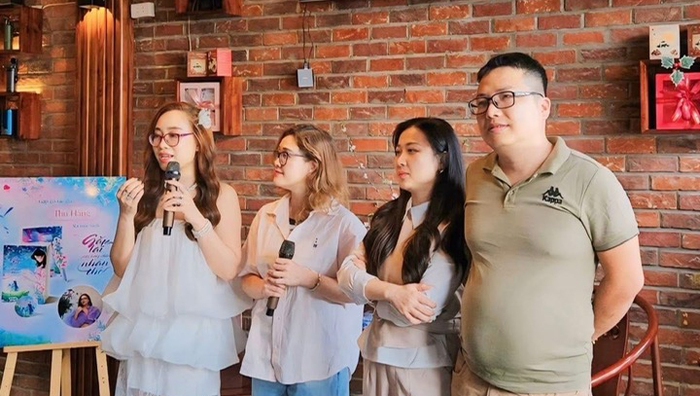 Đưa bạn thân vào tiểu thuyết ngôn tình- Ảnh 1. Đưa bạn thân vào tiểu thuyết ngôn tình- Ảnh 1.