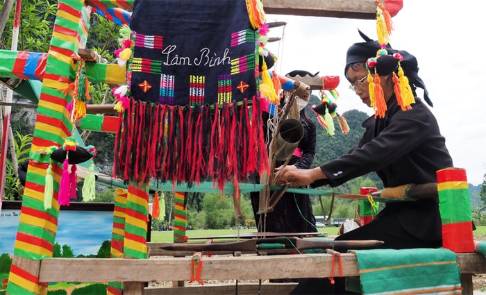 Dệt thổ cẩm là một trong những nét văn hóa truyền thống của người Tày ở huyện Lâm Bình (Tuyên Quang) Dệt thổ cẩm là một trong những nét văn hóa truyền thống của người Tày ở huyện Lâm Bình (Tuyên Quang)