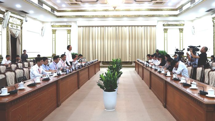 TPHCM phòng ngừa các tình huống dùng công nghệ cao gian lận thi tốt nghiệp THPT- Ảnh 1. TPHCM phòng ngừa các tình huống dùng công nghệ cao gian lận thi tốt nghiệp THPT- Ảnh 1.