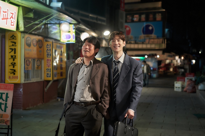 Tài tử Lee Je-hoon đối đầu "ông chú quốc dân" Yoo Hai-jin- Ảnh 1. Tài tử Lee Je-hoon đối đầu "ông chú quốc dân" Yoo Hai-jin- Ảnh 1.
