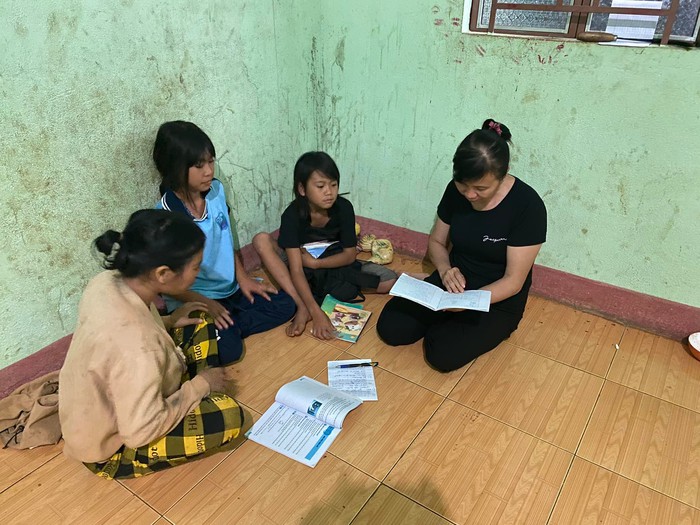 "Sách hay về làng, bàn học tặng em" mang thông tin đến với trẻ em dân tộc thiểu số - Ảnh 3. "Sách hay về làng, bàn học tặng em" mang thông tin đến với trẻ em dân tộc thiểu số - Ảnh 3.