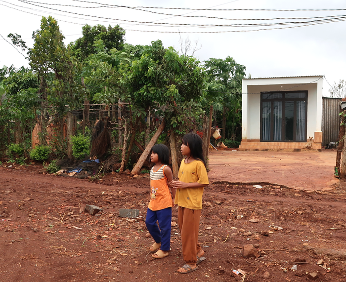 "Sách hay về làng, bàn học tặng em" mang thông tin đến với trẻ em dân tộc thiểu số - Ảnh 2. "Sách hay về làng, bàn học tặng em" mang thông tin đến với trẻ em dân tộc thiểu số - Ảnh 2.