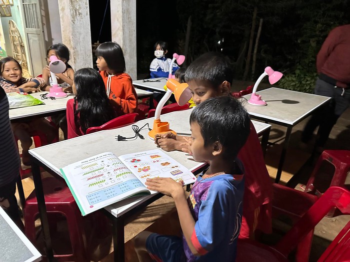 "Sách hay về làng, bàn học tặng em" mang thông tin đến với trẻ em dân tộc thiểu số - Ảnh 4. "Sách hay về làng, bàn học tặng em" mang thông tin đến với trẻ em dân tộc thiểu số - Ảnh 4.
