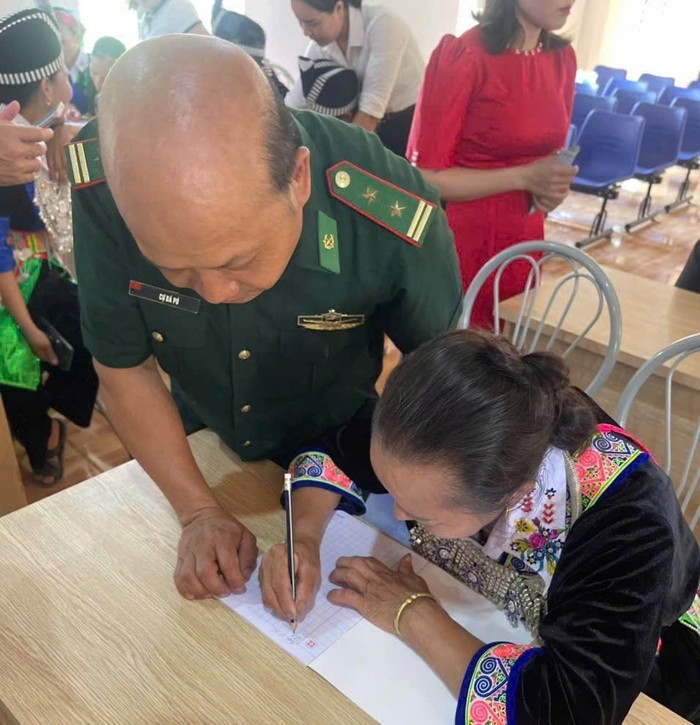 Thắp sáng tri thức cho người lớn tuổi nơi biên viễn- Ảnh 4. Thắp sáng tri thức cho người lớn tuổi nơi biên viễn- Ảnh 4.