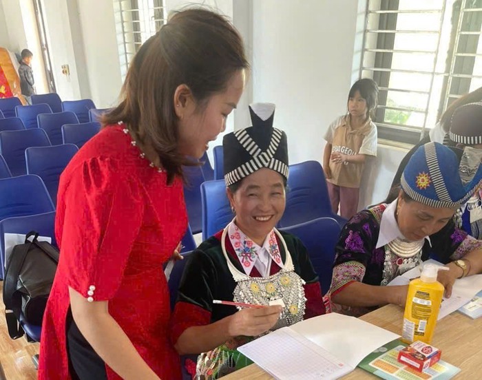 Thắp sáng tri thức cho người lớn tuổi nơi biên viễn- Ảnh 2. Thắp sáng tri thức cho người lớn tuổi nơi biên viễn- Ảnh 2.