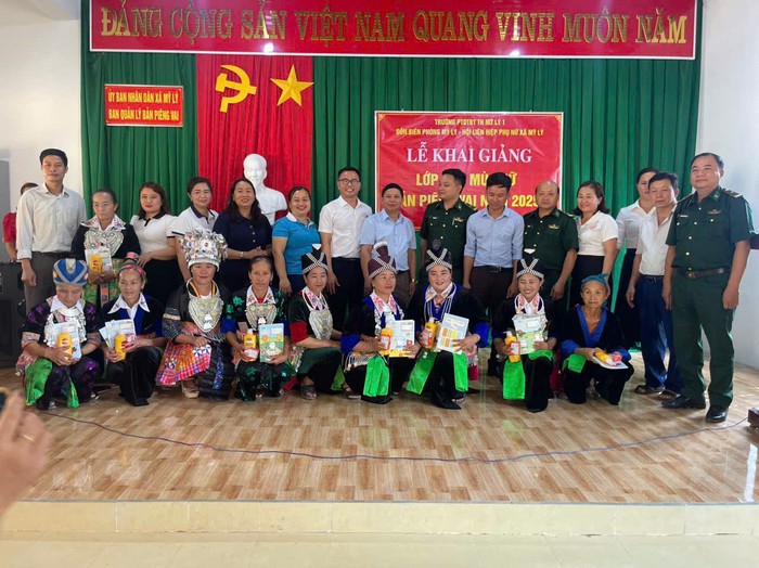 Thắp sáng tri thức cho người lớn tuổi nơi biên viễn- Ảnh 1. Thắp sáng tri thức cho người lớn tuổi nơi biên viễn- Ảnh 1.