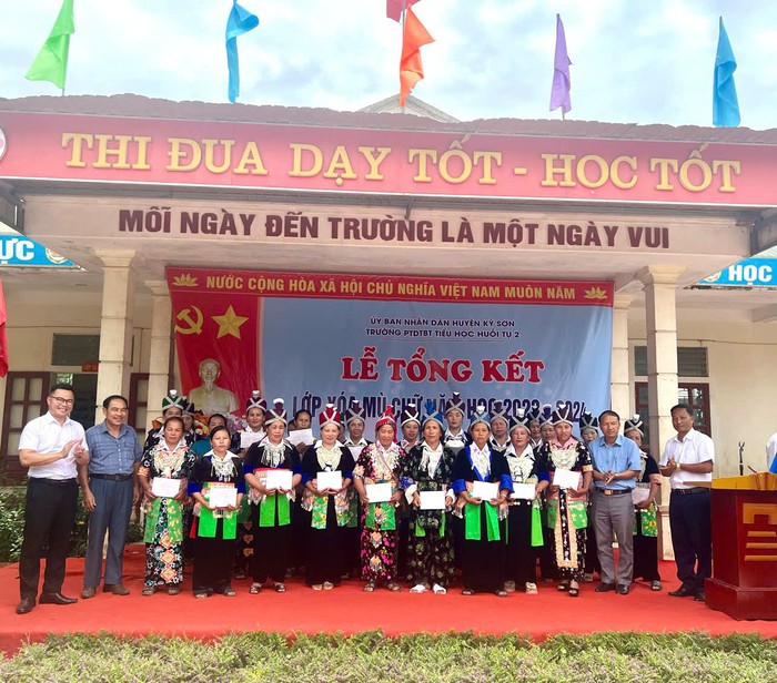Thắp sáng tri thức cho người lớn tuổi nơi biên viễn- Ảnh 5. Thắp sáng tri thức cho người lớn tuổi nơi biên viễn- Ảnh 5.