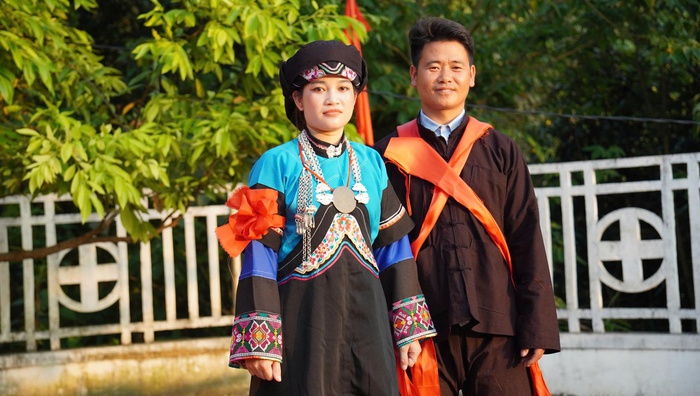 Phụ nữ người Bố Y gìn giữ và phát huy trang phục truyền thống- Ảnh 1. Phụ nữ người Bố Y gìn giữ và phát huy trang phục truyền thống- Ảnh 1.