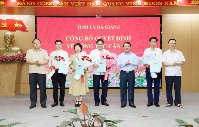Hà Giang: Công bố Quyết định công tác cán bộ khi sắp xếp, tinh gọn MTTQ, các tổ chức chính trị - xã hội - Ảnh 1. Hà Giang: Công bố Quyết định công tác cán bộ khi sắp xếp, tinh gọn MTTQ, các tổ chức chính trị - xã hội - Ảnh 1.