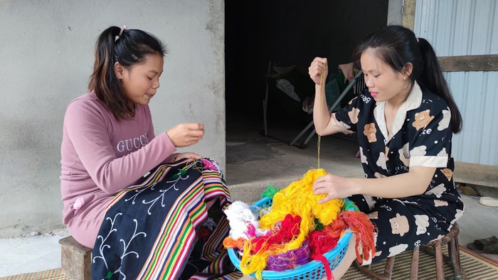 "Nghệ nhân" của bản làng và hành trình đưa váy Thái ra thế giới- Ảnh 4. "Nghệ nhân" của bản làng và hành trình đưa váy Thái ra thế giới- Ảnh 4.