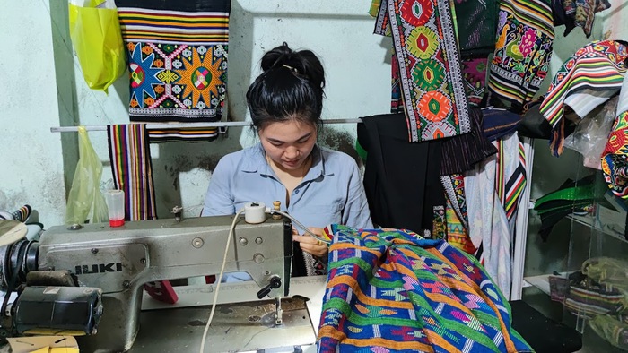 "Nghệ nhân" của bản làng và hành trình đưa váy Thái ra thế giới- Ảnh 3. "Nghệ nhân" của bản làng và hành trình đưa váy Thái ra thế giới- Ảnh 3.