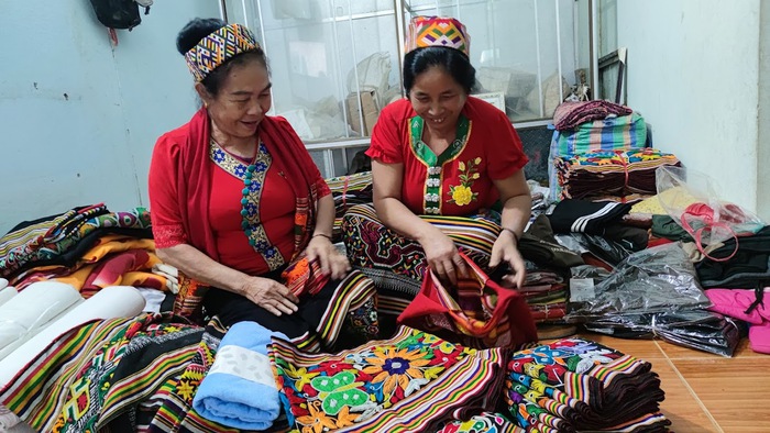 "Nghệ nhân" của bản làng và hành trình đưa váy Thái ra thế giới- Ảnh 1. "Nghệ nhân" của bản làng và hành trình đưa váy Thái ra thế giới- Ảnh 1.