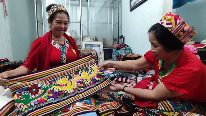 "Nghệ nhân" của bản làng và hành trình đưa váy Thái ra thế giới- Ảnh 2. "Nghệ nhân" của bản làng và hành trình đưa váy Thái ra thế giới- Ảnh 2.