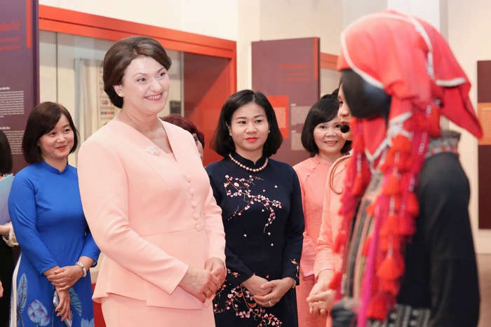 Chủ tịch Hội LHPN Việt Nam Nguyễn Thị Tuyến tiếp Phu nhân Tổng thống Litva thăm Bảo tàng Phụ nữ Việt Nam- Ảnh 1. Chủ tịch Hội LHPN Việt Nam Nguyễn Thị Tuyến tiếp Phu nhân Tổng thống Litva thăm Bảo tàng Phụ nữ Việt Nam- Ảnh 1.