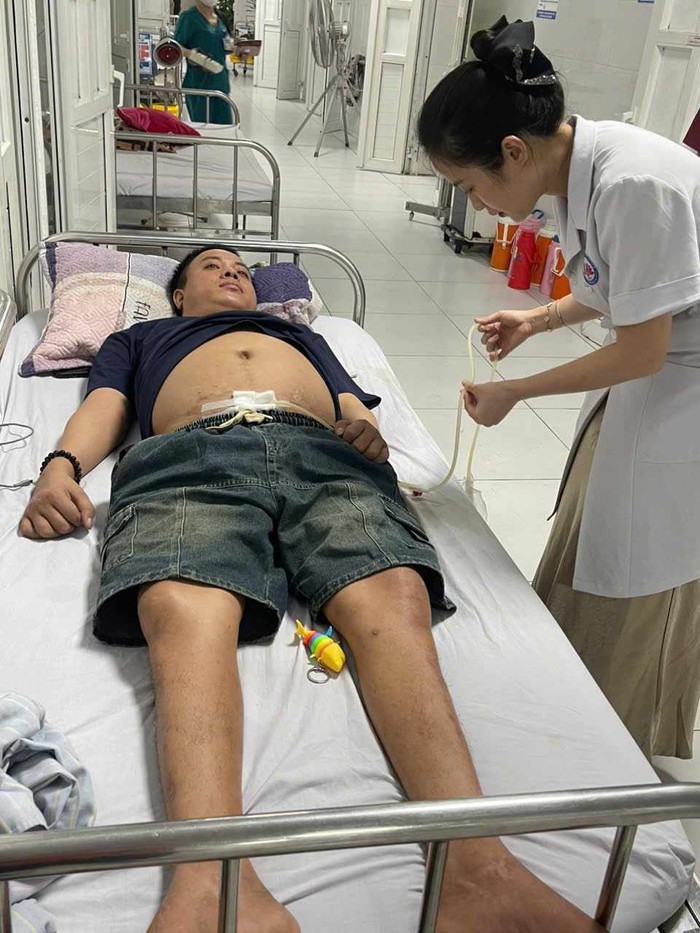 Bác sĩ kêu gọi giúp đỡ góa phụ nghèo có chồng vừa đột tử, con trai gặp tai nạn nguy kịch- Ảnh 1. Bác sĩ kêu gọi giúp đỡ góa phụ nghèo có chồng vừa đột tử, con trai gặp tai nạn nguy kịch- Ảnh 1.