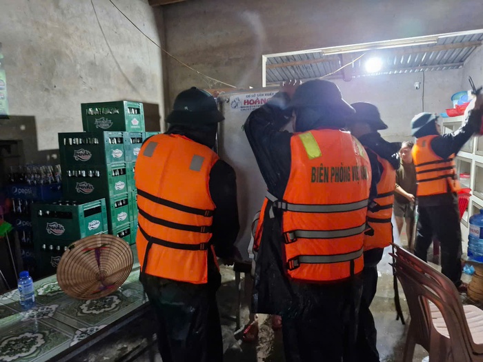 Quảng Trị: Bộ đội Biên phòng hỗ trợ gần 500 người dân di dời tránh mưa lũ- Ảnh 2. Quảng Trị: Bộ đội Biên phòng hỗ trợ gần 500 người dân di dời tránh mưa lũ- Ảnh 2.