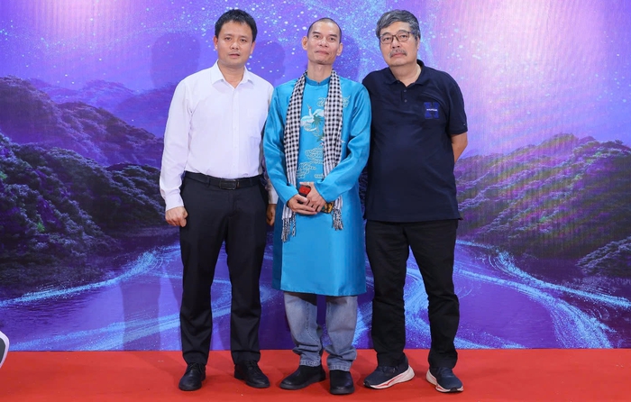 Cục trưởng Cục Điện ảnh Đặng Trần Cường (áo trắng) dự ra mắt phim Cục trưởng Cục Điện ảnh Đặng Trần Cường (áo trắng) dự ra mắt phim