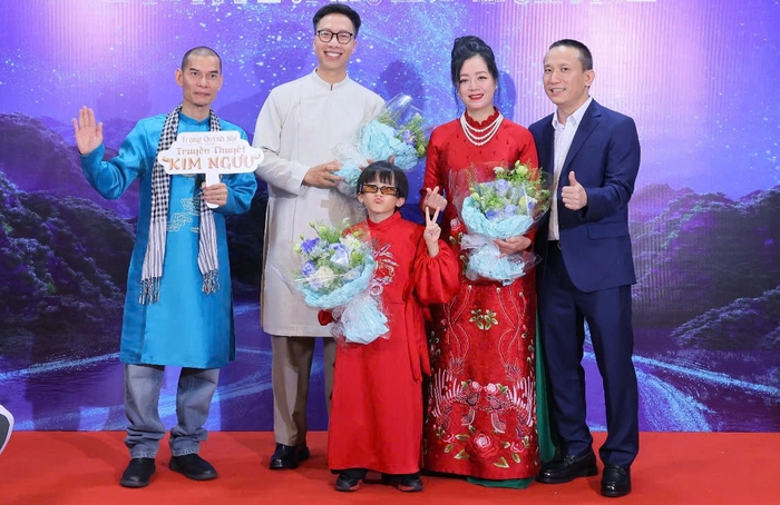 Đạo diễn - NSƯT Lâm Tùng cùng các đại sứ phim Đạo diễn - NSƯT Lâm Tùng cùng các đại sứ phim