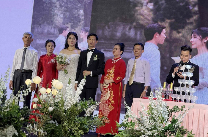 "Huyền thoại" bóng chuyền nữ Phạm Yến lên xe hoa- Ảnh 7. "Huyền thoại" bóng chuyền nữ Phạm Yến lên xe hoa- Ảnh 7.
