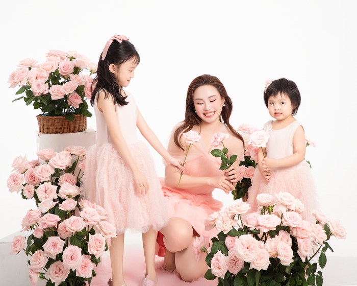 Vy Oanh bên 2 con gái Vy Oanh bên 2 con gái