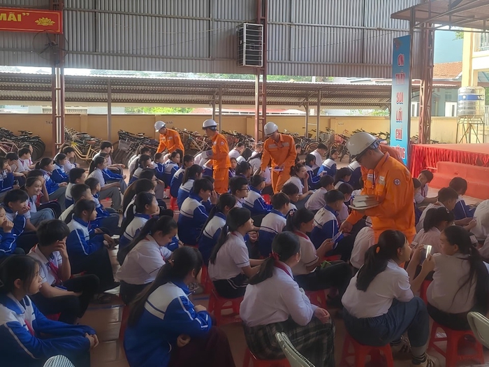 Cảnh báo nguy cơ tai nạn điện giật do thả diều gần đường dây điện- Ảnh 1. Cảnh báo nguy cơ tai nạn điện giật do thả diều gần đường dây điện- Ảnh 1.