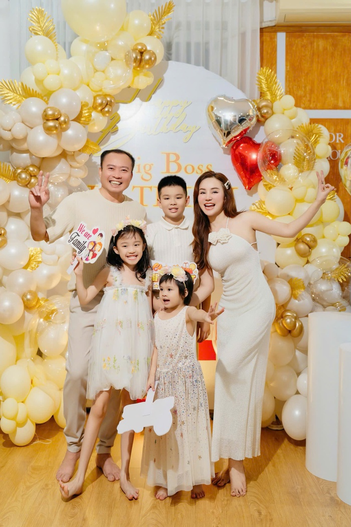 Vy Oanh vui vầy cùng gia đình Vy Oanh vui vầy cùng gia đình