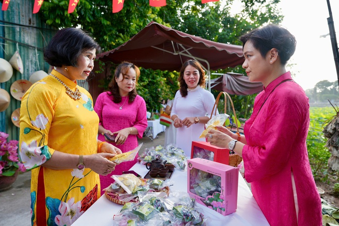Trải nghiệm ướp trà sen theo công thức của nghệ nhân- Ảnh 10. Trải nghiệm ướp trà sen theo công thức của nghệ nhân- Ảnh 10.