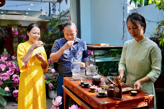 Trải nghiệm ướp trà sen theo công thức của nghệ nhân- Ảnh 14. Trải nghiệm ướp trà sen theo công thức của nghệ nhân- Ảnh 14.