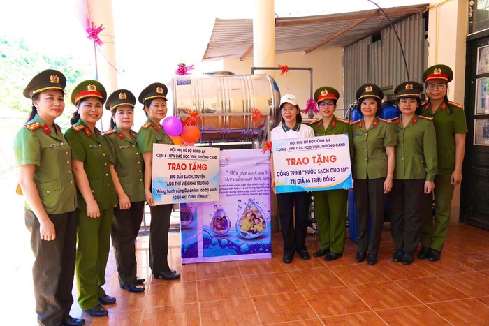 Mang nước sạch và lan tỏa bộ sách "Gieo hạt cùng vĩ nhân” đến trẻ em dân tộc thiểu số ở Điện Biên- Ảnh 2. Mang nước sạch và lan tỏa bộ sách "Gieo hạt cùng vĩ nhân” đến trẻ em dân tộc thiểu số ở Điện Biên- Ảnh 2.