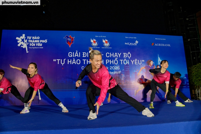 Các hoạt náo viên trên sân khấu giúp vận động viên khởi động sôi nổi và hào hứng Các hoạt náo viên trên sân khấu giúp vận động viên khởi động sôi nổi và hào hứng