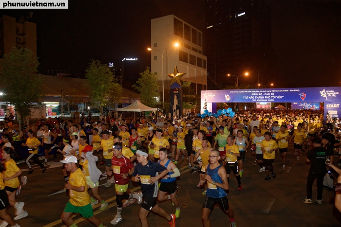 Hàng ngàn vận động viên xuất phát cho cự ly 10km Hàng ngàn vận động viên xuất phát cho cự ly 10km