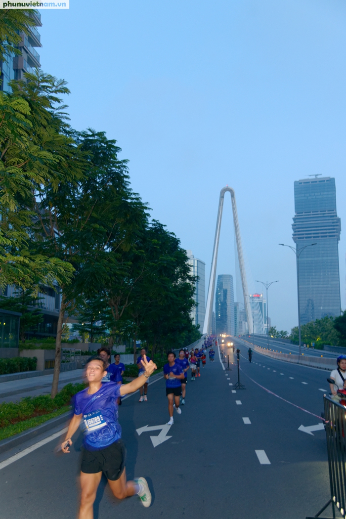Đoàn chạy qua cầu Ba Son (Q1 TPHCM) khi trời chưa sáng hẳn Đoàn chạy qua cầu Ba Son (Q1 TPHCM) khi trời chưa sáng hẳn