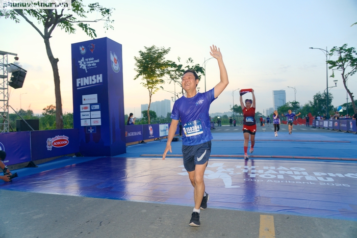 Vũ Minh Hoàng của Báo Phụ Nữ Việt Nam đã hoàn tất đường chạy 5km Vũ Minh Hoàng của Báo Phụ Nữ Việt Nam đã hoàn tất đường chạy 5km