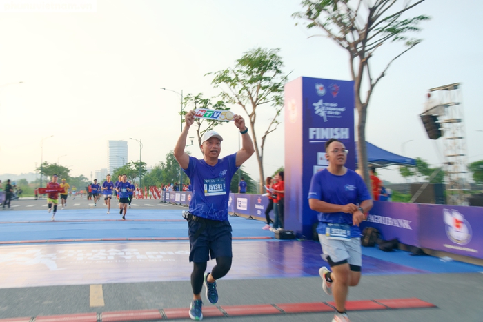 Nhà báo hái Thành Chung, Phó Tổng Giám đốc Đài Truyền hình TP.HCM hân hoan tại vạch đích Nhà báo hái Thành Chung, Phó Tổng Giám đốc Đài Truyền hình TP.HCM hân hoan tại vạch đích