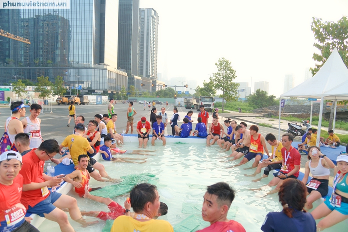 Các vận động viên ngâm chân thư giãn sau những màn bứt tốc về đích Các vận động viên ngâm chân thư giãn sau những màn bứt tốc về đích